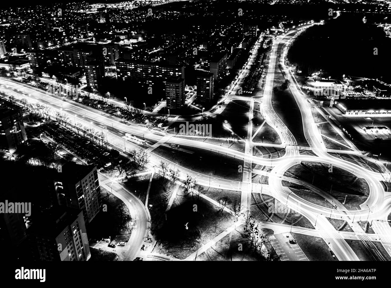 Arial vista dall'alto dei moderni mezzi di trasporto con Expressway, strada e rotonda, traffico stradale, incrocio multilivello autostrada-Vista dall'alto in asia. Inf. Importante Foto Stock