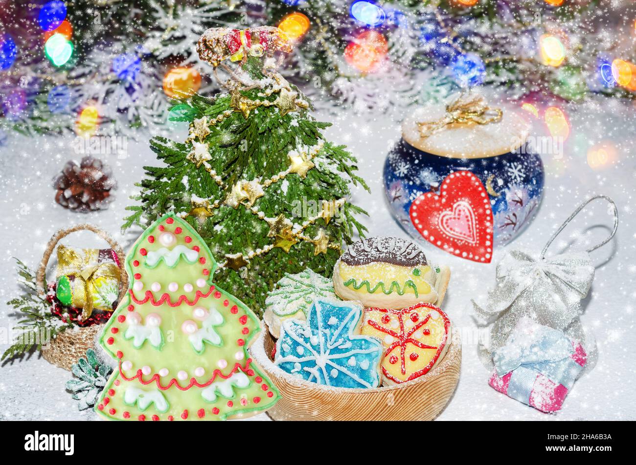 Biscotti di pan di zenzero e biscotti su un sfondo colorato di Natale Foto Stock