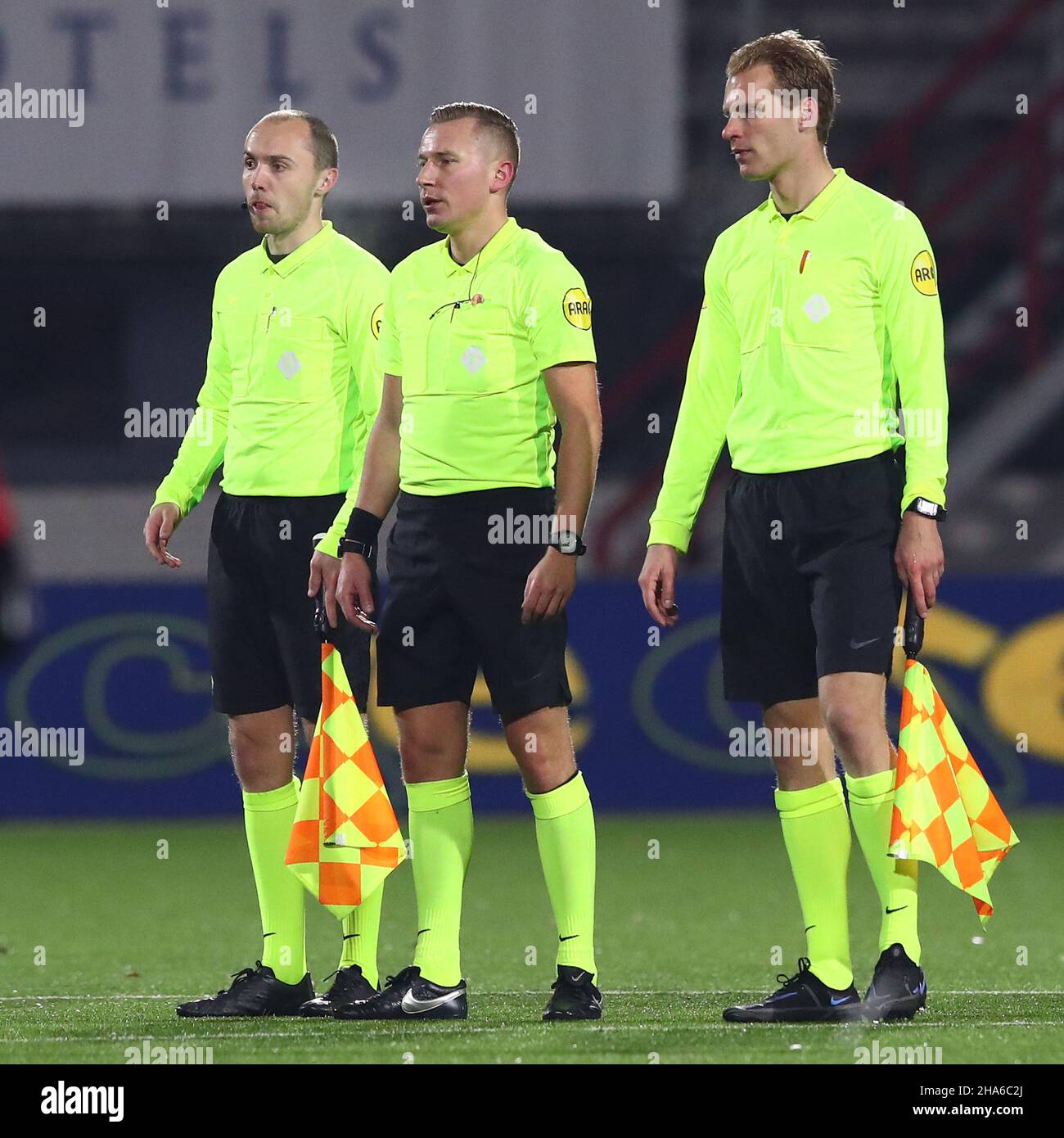 OSS, PAESI BASSI - DICEMBRE 10: assistente arbitro N. van Kampen, arbitro Vos, assistente arbitro Sjoerd Nanninga durante l'olandese Keuken Kampioen Divisie partita tra I TOP Oss e Ajax U23 a Frans Heesen Stadion il 10 Dicembre 2021 a Oss, Paesi Bassi (Foto di ben Gal/Orange Pictures) Foto Stock