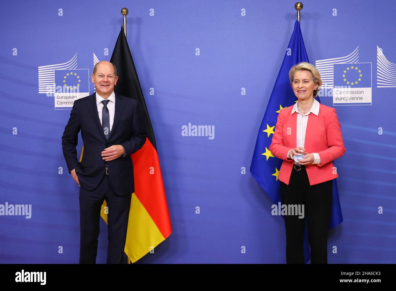 Bruxelles, Belgio. 10th Dic 2021. Il presidente della Commissione europea Ursula von der Leyen (R) e il cancelliere tedesco OLAF Scholz posero una foto a Bruxelles, Belgio, il 10 dicembre 2021. OLAF Scholz ha incontrato Ursula von der Leyen qui venerdì. Credit: Zheng Huansong/Xinhua/Alamy Live News Foto Stock