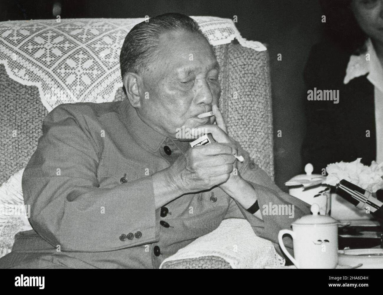 L'ex leader cinese Deng Xiaoping illumina una sigaretta a marchio Panda nella Grande Sala del Popolo nel settembre del 1988. All'epoca aveva 84 anni. Foto Stock