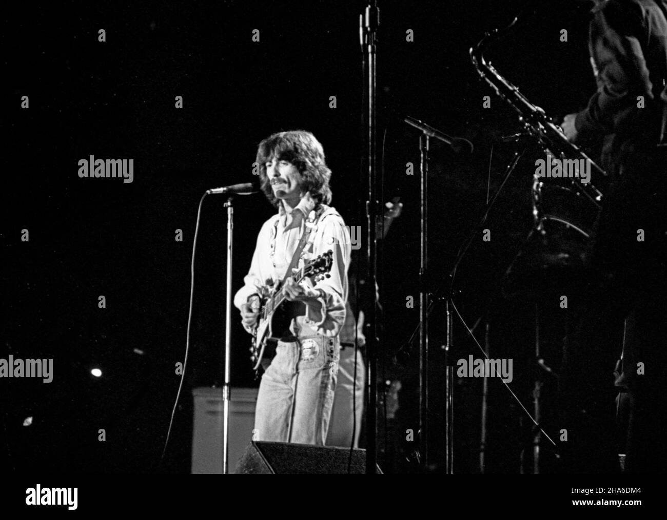 George Harrison in concerto crica 1970s Foto Stock
