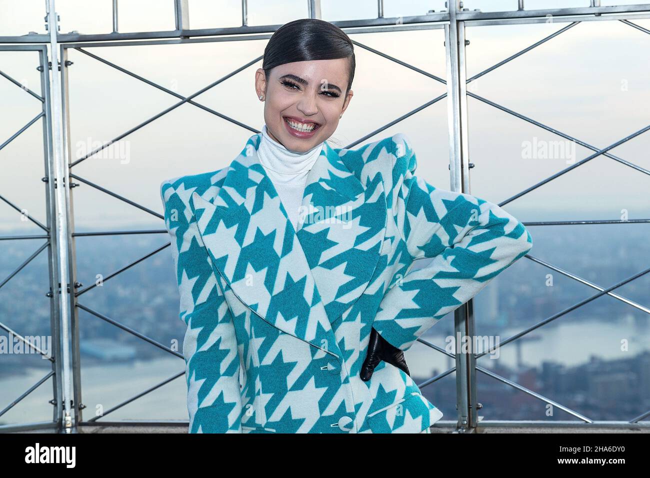 New York, NY, USA. 10th Dic 2021. Ambasciatore dell'UNICEF, Sofia Carson, che si è posato sull'Osservatorio al 86th° piano prima del 75th° anniversario dell'organizzazione sabato 11 dicembre presso l'Empire state Building. Credit: Steve Mack/Alamy Live News Foto Stock