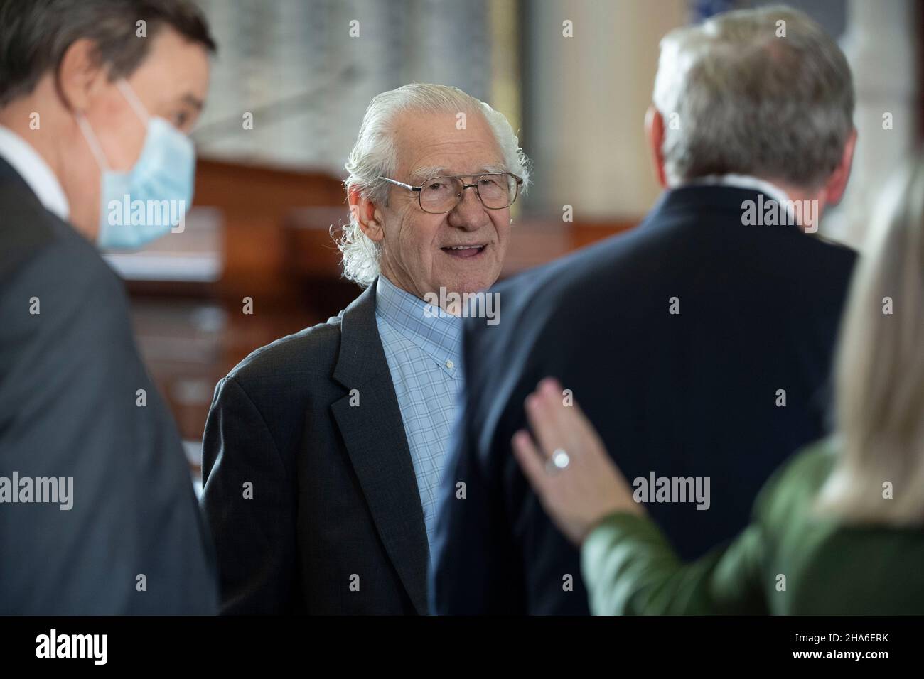 10th dicembre 2021. Il pensionato Justice Raul Gonzalez parla con gli ospiti di una cerimonia di investitura per la nuova Corte Suprema del Texas, Rebecca A. Huddle, al Texas Capitol. Huddle è stato in tribunale per un anno, ma la sua cerimonia formale di giuramento è stata ritardata a causa dei protocolli COVID. Credit: Bob Daemmrich/Alamy Live News Foto Stock