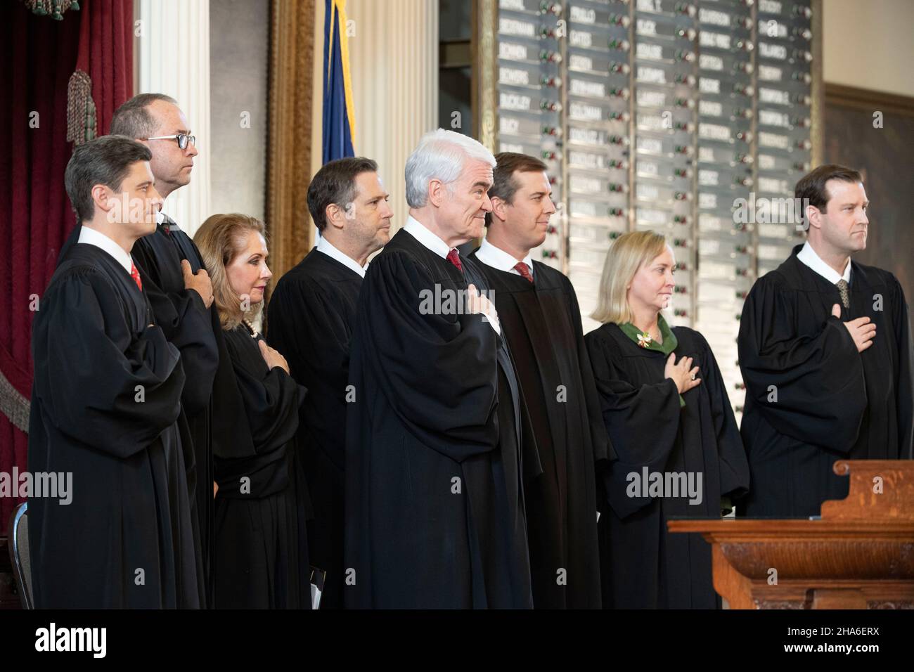 Austin Texas USA, 10 2021 dicembre: La Corte Suprema del Texas recita la promessa di Allegiance mentre si riunisce in sessione per la cerimonia di investitura al Campidoglio del Texas per la nuova Giustizia Rebecca A. Huddle di Houston. Huddle è stato in tribunale per un anno, ma la sua cerimonia formale di giuramento è stata ritardata a causa dei protocolli COVID. Al centro si trova il capo Giustizia Nathan Hecht. Credit: Bob Daemmrich/Alamy Live News Foto Stock