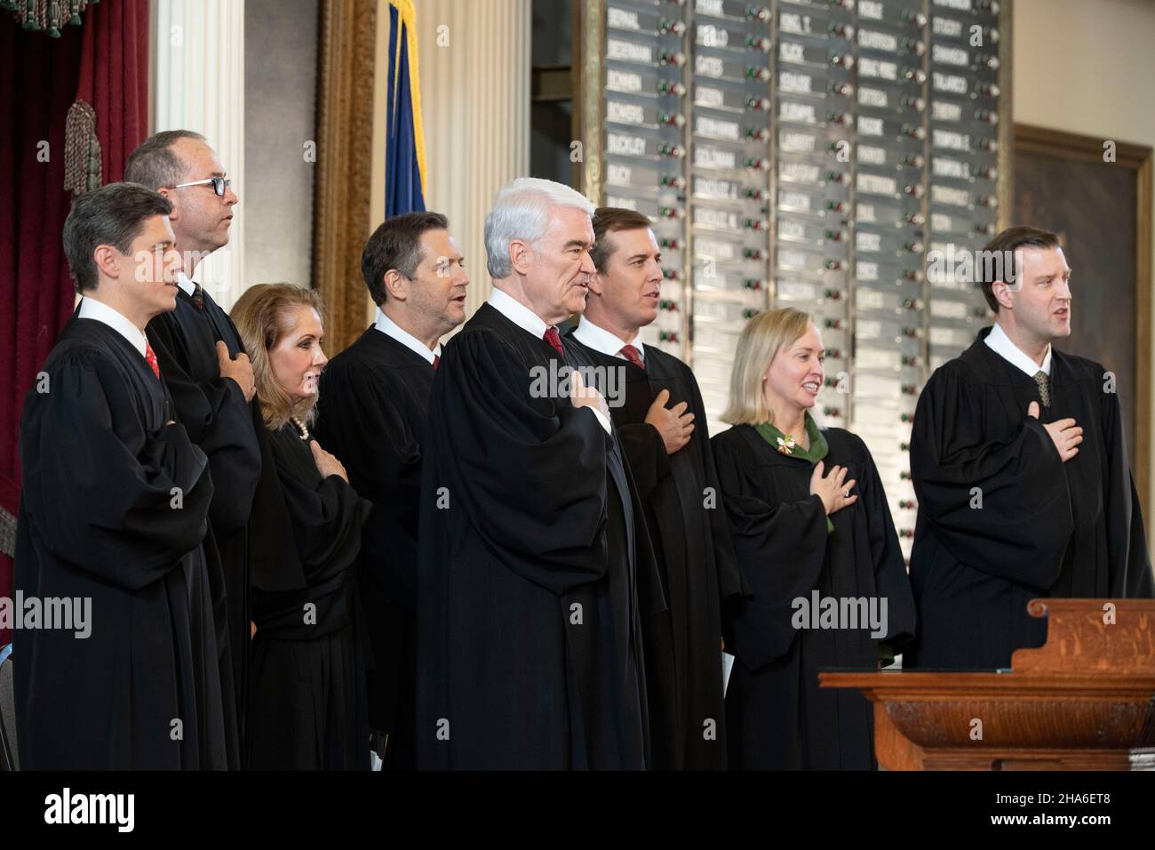 Austin Texas USA, 10 2021 dicembre: La Corte Suprema del Texas recita la promessa di Allegiance mentre si riunisce in sessione per la cerimonia di investitura al Campidoglio del Texas per la nuova Giustizia Rebecca A. Huddle di Houston. Huddle è stato in tribunale per un anno, ma la sua cerimonia formale di giuramento è stata ritardata a causa dei protocolli COVID. Al centro si trova il capo Giustizia Nathan Hecht. Credit: Bob Daemmrich/Alamy Live News Foto Stock