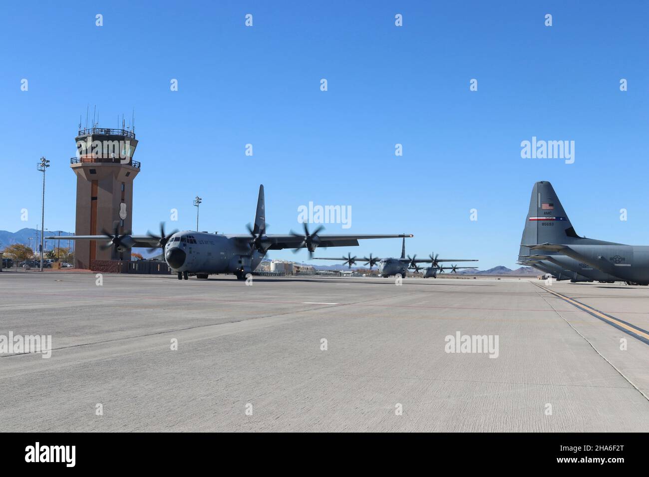 A C-130J Super Hercules con i taxi 403rd Wing sulla pista dopo aver completato un esercizio di ingresso forzato della Scuola di armi dell'Aeronautica militare degli Stati Uniti alla base dell'Aeronautica militare Creech, Nevada, 4 dicembre 2021. Il completamento del JFE ha aiutato i membri dell'equipaggio ad acquisire una migliore comprensione di come la pianificazione e l'esecuzione dell'inserimento aereo delle risorse dell'Aeronautica militare sia parte integrante di come l'attuale e futura contingenza delle operazioni di combattimento possa evolversi. (STATI UNITI Air Force foto di staff Sgt. David Owsianka) Foto Stock