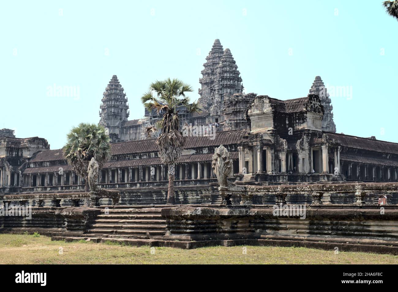 Angkor Wat, la più grande struttura religiosa del mondo e una delle capitali dell'Impero Khmer che fiorì tra il IX e il XV secolo Foto Stock