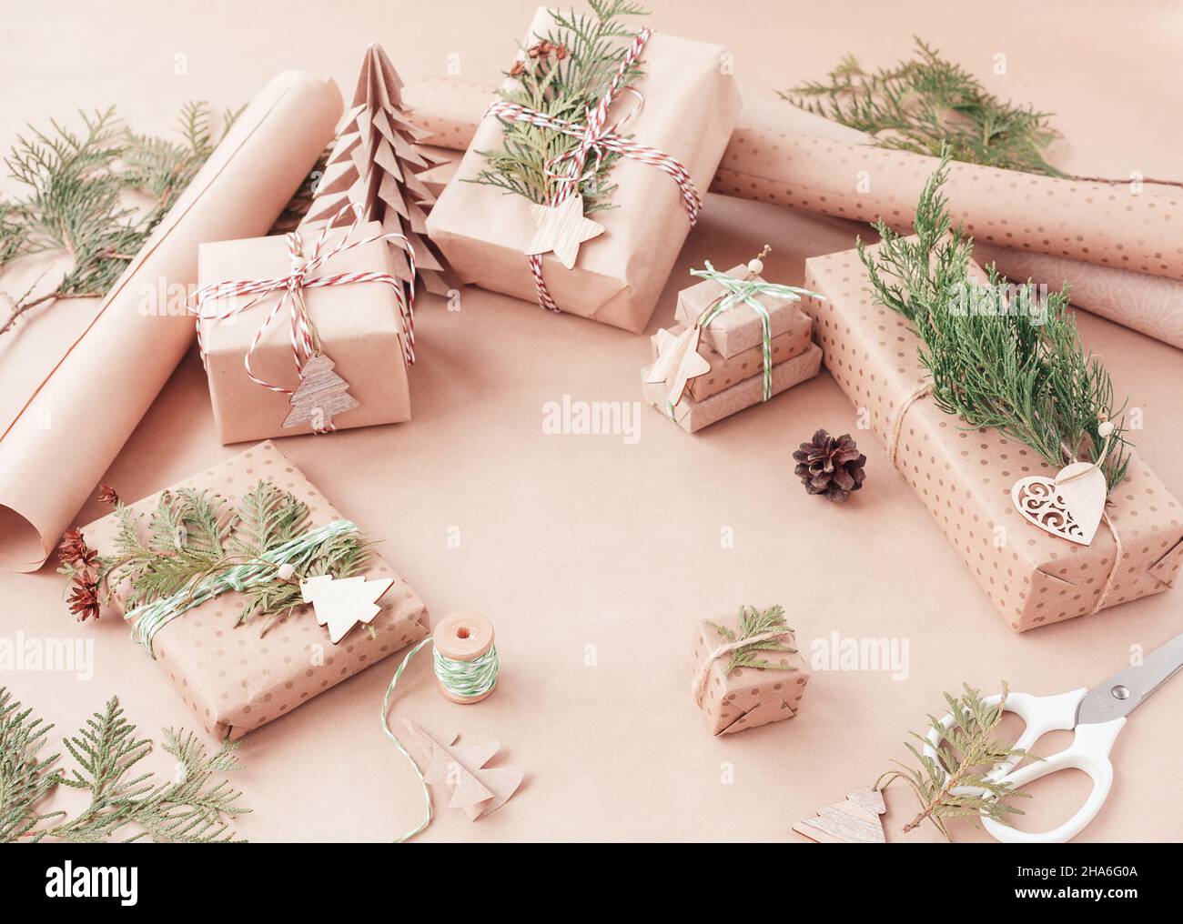 Preparandosi per le feste di Natale. Confezione regalo Foto Stock