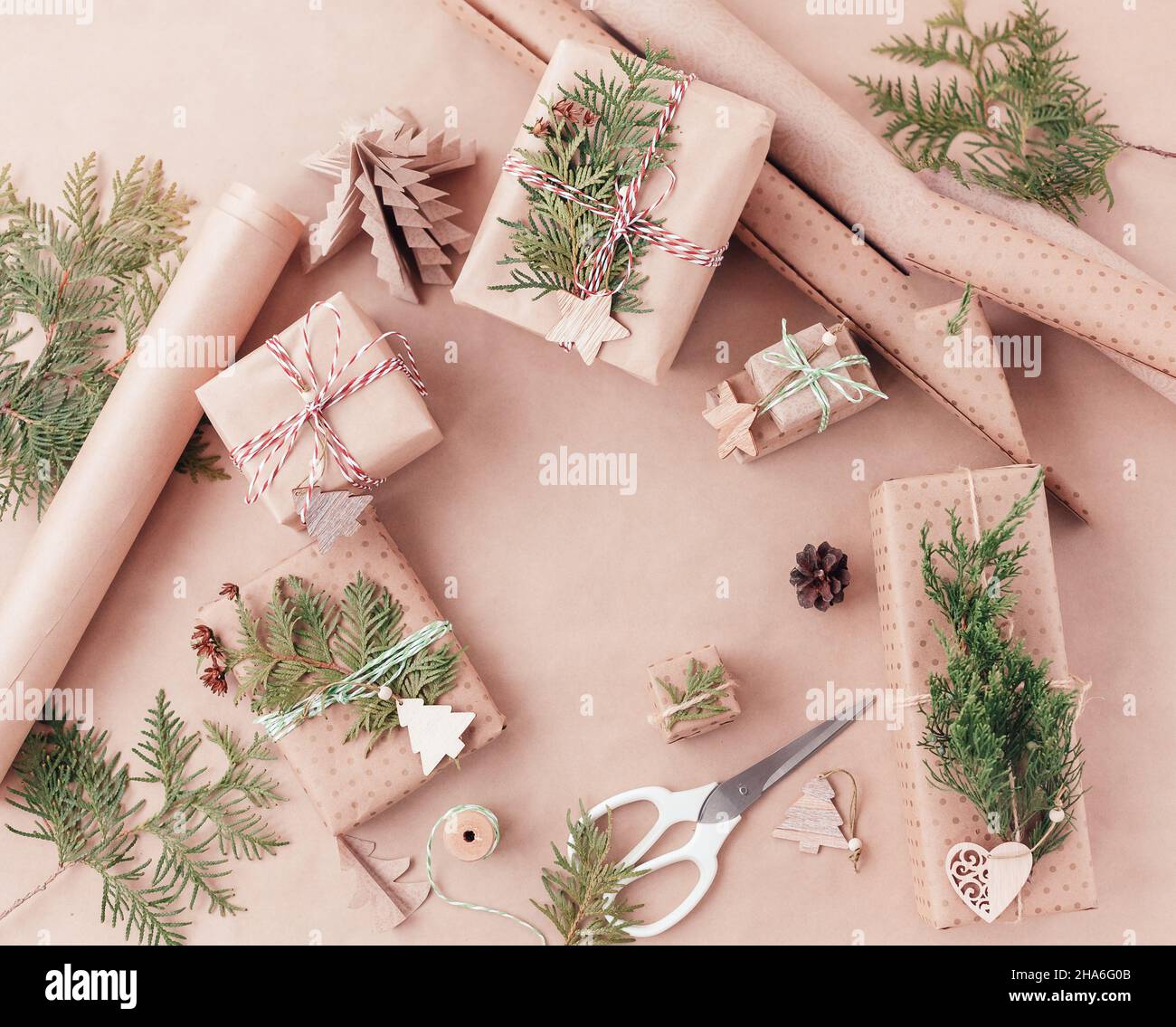 Preparandosi per le feste di Natale. Confezione regalo Foto Stock