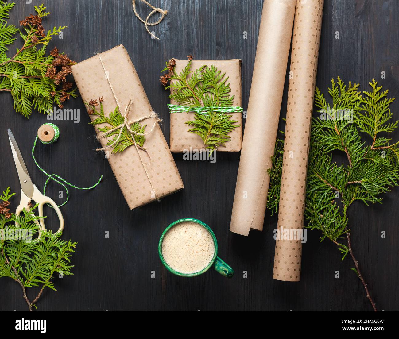 Preparandosi per le feste di Natale. Confezione regalo Foto Stock