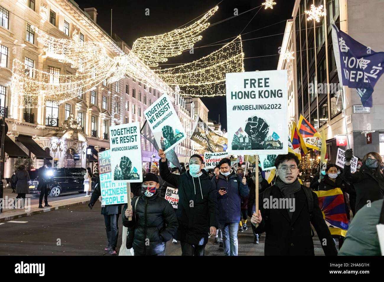 Londra, Regno Unito. 10th Dic 2021. I manifestanti marciano tenendo bandiere e cartelli durante la protesta. In occasione della Giornata dei diritti umani (10th Dic), vari gruppi del Partito Comunista anti-Cinese (anti-CCP) a Londra si sono radunati a Piccadilly Circus, in seguito marciando verso il 10 Downing Street. Il raduno ha chiesto maestosamente al mondo occidentale di boicottare le Olimpiadi invernali di Pechino del 2022. Foto Stock