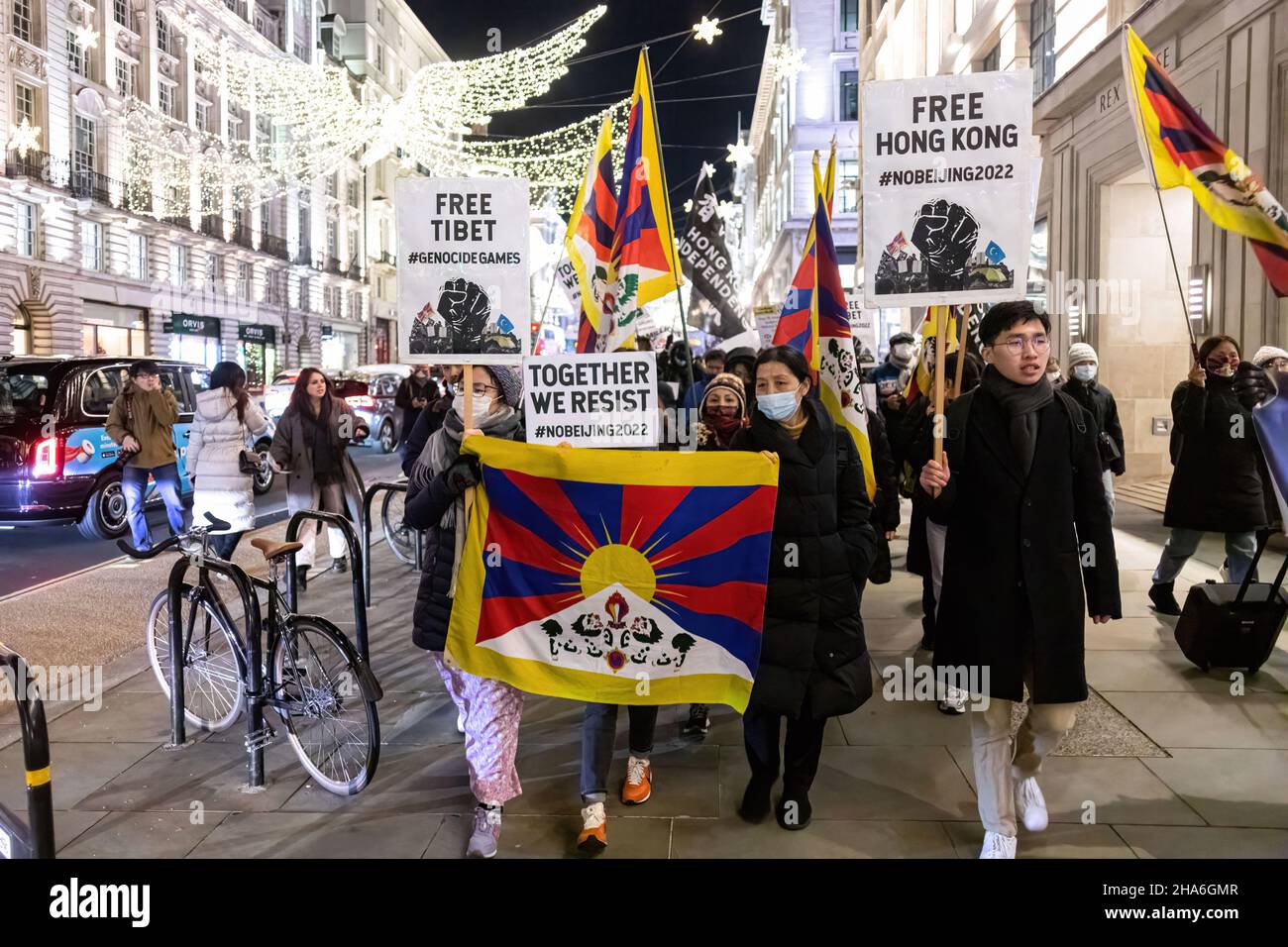 Durante la protesta, i manifestanti tengono cartelloni e bandiere tibetane. In occasione della Giornata dei diritti umani (10th Dic), vari gruppi del Partito Comunista anti-Cinese (anti-CCP) a Londra si sono radunati a Piccadilly Circus, in seguito marciando verso il 10 Downing Street. A seguito di una violenta battaglia a Chinatown il 27th novembre, in cui Hong Kongers sono stati feriti. Hong Kongers, tibetani e uiguri si sono riuniti per esporre i tentativi del CCP di opprimere le voci dissenzienti. Il raduno ha chiesto maestosamente al mondo occidentale di boicottare le Olimpiadi invernali di Pechino del 2022. (Foto di Belinda Jiao/SOPA Images/Sipa USA) Foto Stock