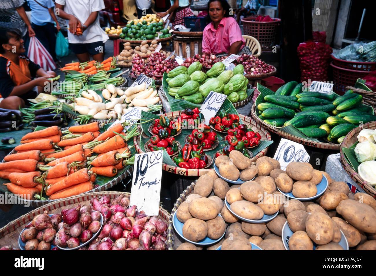 Commercianti e clienti del mercato alimentare, Quiapo, Manila, Filippine Foto Stock