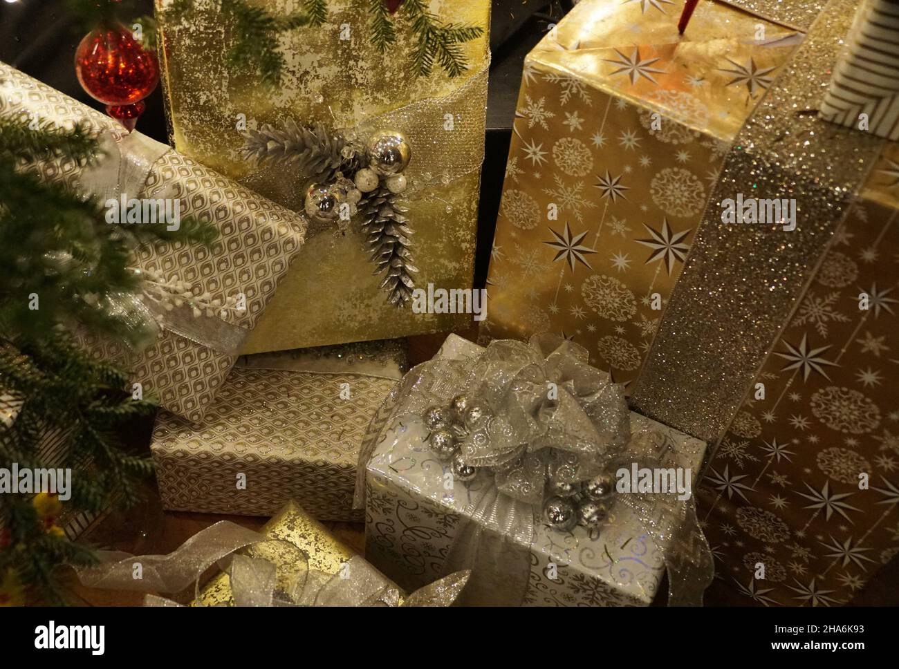 Scatola splendidamente avvolta con nastri d'argento sotto l'albero di Natale Foto Stock