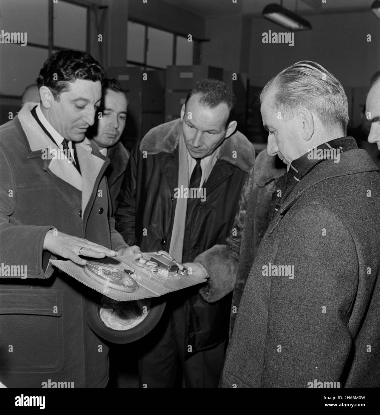 Warszawa, 1969-12-01. Ryszard Strzelecki sekretarz Komitetu Centralnego Polskiej Zjednozonej Partii Robotniczej, cz³onek Biura Politycznego Komitetu Centralnego Polskiej Zjednozonej Partii Robotnickej cz³onek Rowej Pañstwa Rowj Józefem Kêp¹ Rajnicketskij cz³onkiem Rajj Zadj zwiedzaj¹ Zak³ady Rajnój Rajknetznój Rajj Rajj Rajknej Rajj Rajj Rajkinj Rajj Zetzetzetznój Rajj Rajj Rajj Rajj Rajj Rajkinj Znóznóznózetzetzetznój Z Marcina Kasprzaka w Warszawie. NZ. m.in. Ryszard Strzelecki (1P). mb PAP/Mariusz Szyperko Varsavia, 1 dicembre 1969. Ryszard Strzele Foto Stock