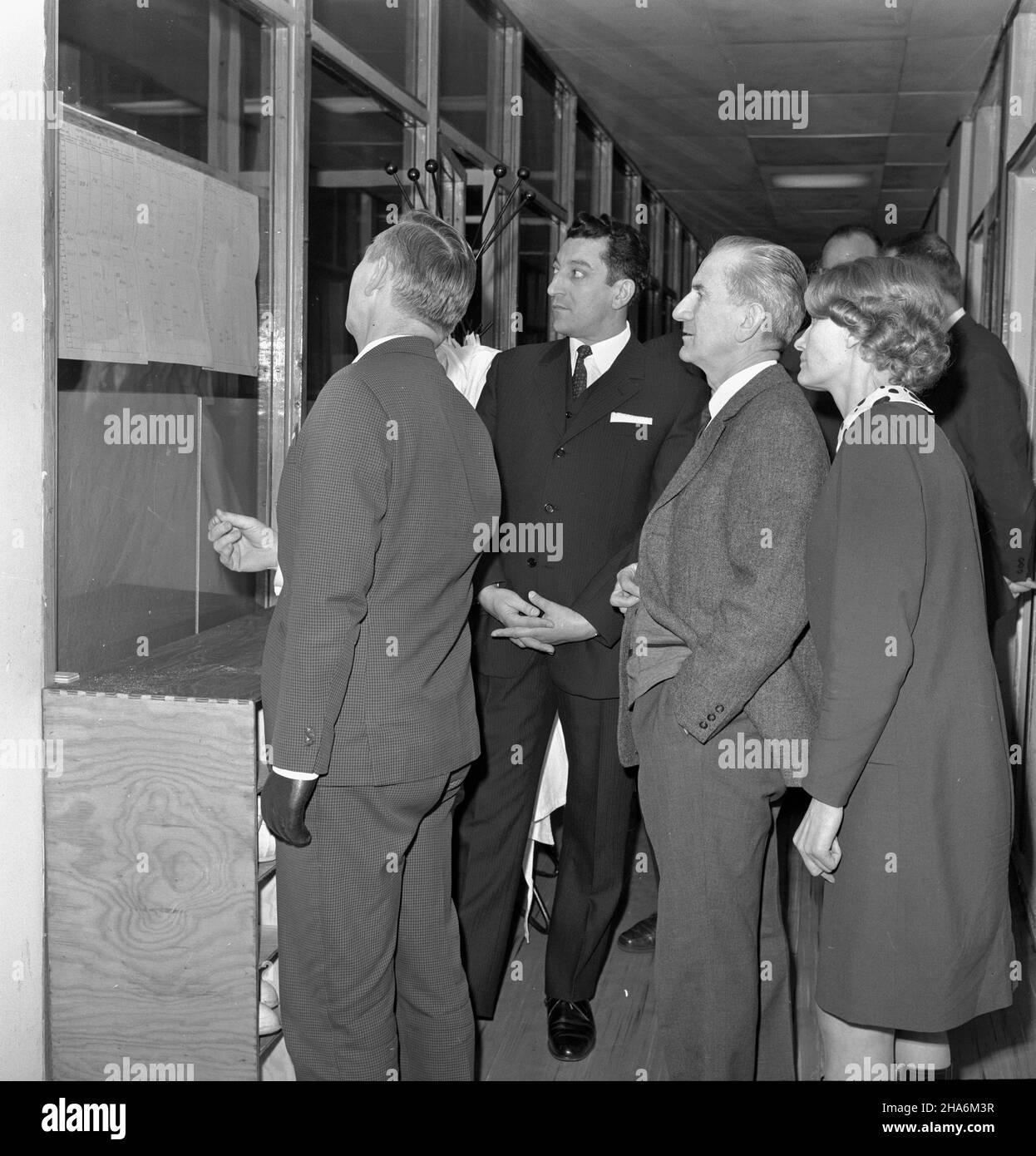 Warszawa, 1969-12-01. Ryszard Strzelecki sekretarz Komitetu Centralnego Polskiej Zjednoczonej Partii Robotniczej, cz³onek Biura Politycznego Komitetu Centralnego Polskiej Zjednozonej Partii Robotniczej oraz cz³onek Rady Pañstwa Polskiej Rzeczypolitej Ludowej wraz z Józefem Kêp¹ i sekretarzazem Komitetu Warszawskiego Polskij Zjednoczonej zwiedzaj¹ Zak³ady Rzeknskij cz³onkiem Rzeknoska Rzeknskij Rajj Rzinj Zuj Zuj Zuj Rznskij Zuj Zuj Zuj Rzinj Rzinj Zuj Zuj Rznznznz NZ. Ryszard Strzelecki (3L) zapoznaje siê z podstawowymi danymi statystycznymi dotycz¹cymi Zak³adów. Foto Stock