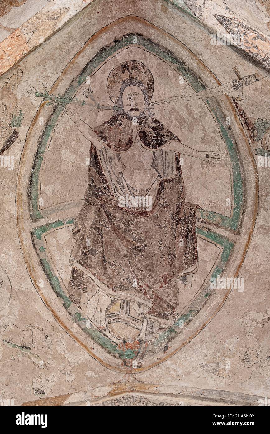 Pittura gotica di Cristo seduto sull'arcobaleno, poggiando i piedi sull'orbo, Bollerup, Svezia, 15 settembre 2021 Foto Stock