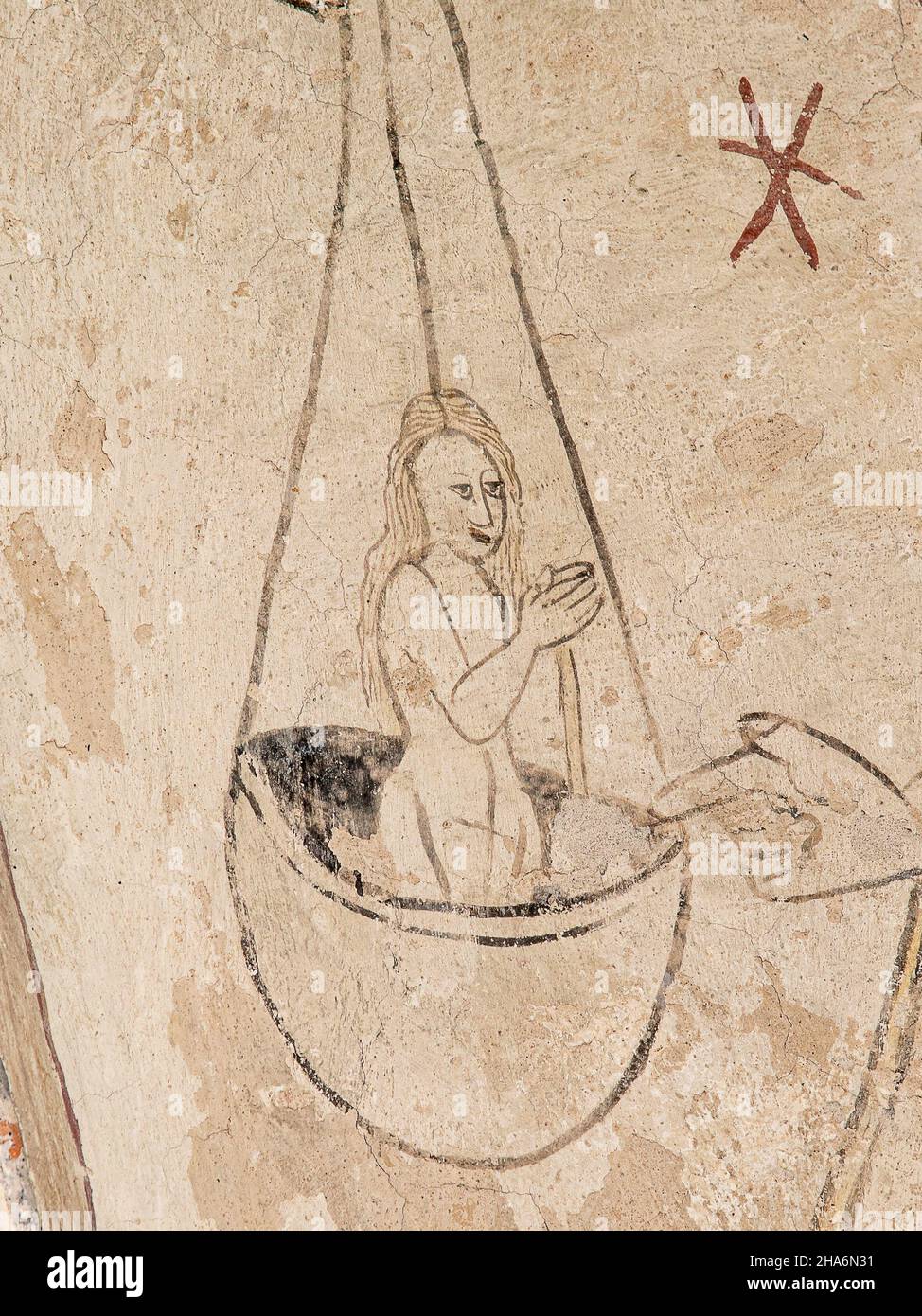 Un dipinto medievale raffigurante la Vergine Maria mette il dito sulla scala per salvare un'anima dall'inferno, Bollerup, Svezia, 15 settembre 2021 Foto Stock