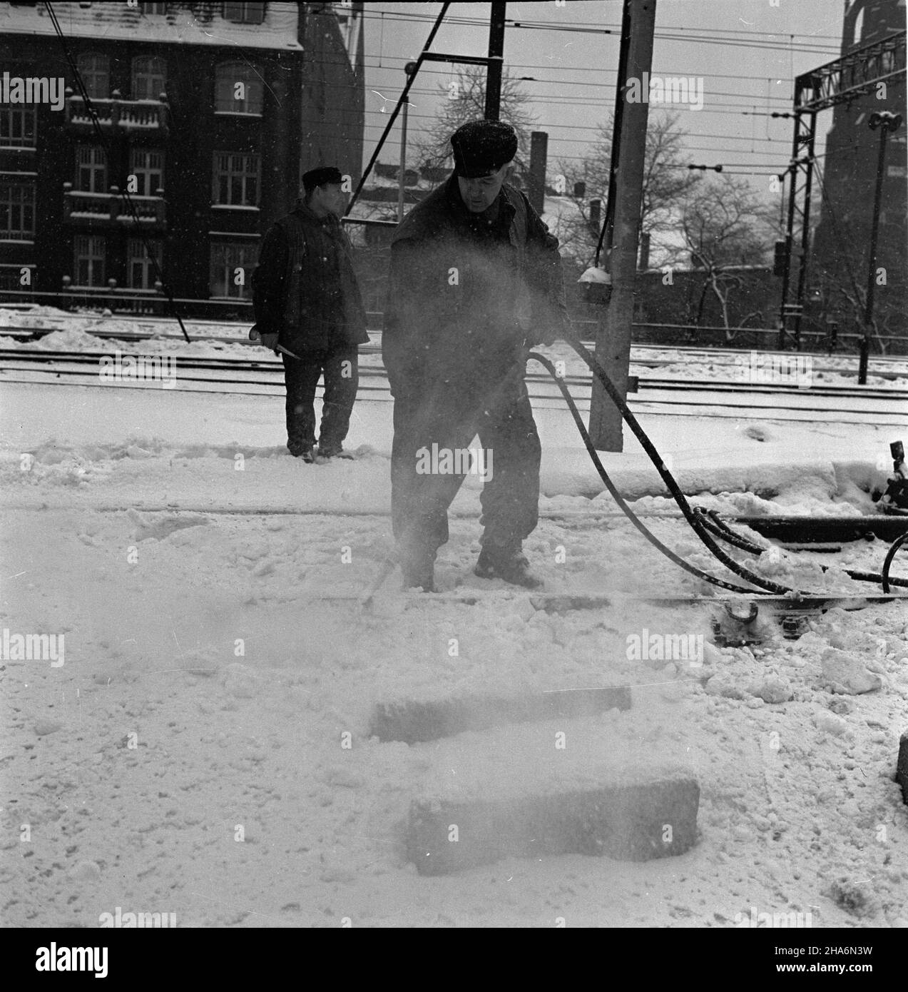 Katowice, 1969-12. Usuwanie skutków intesywnych opadów œniegu na terenie katowickiego wêz³a kolejowego, w akcji bra³o udzia³ oko³o 1000 osób. Kolejarze odœnie¿aj¹ tory przy pomocy sprê¿onego powietrza. kw PAP/Kazimierz Seko Dok³adny dzieñ wydarzenia nieustalony. Katowice, 1969 dicembre. Circa 1.000 persone hanno rimosso i danni causati da nevicate intense nello svincolo ferroviario di Katowice. Nella foto: Vagoni che rimuovono la neve con aria compressa. kw PAP/Kazimierz Seko Foto Stock