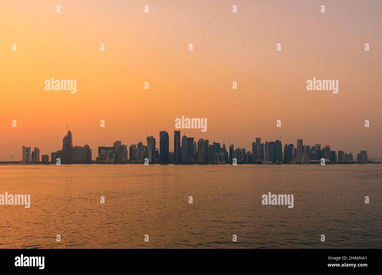 Lo skyline della città di Doha al tramonto, Doha, Qatar Foto Stock