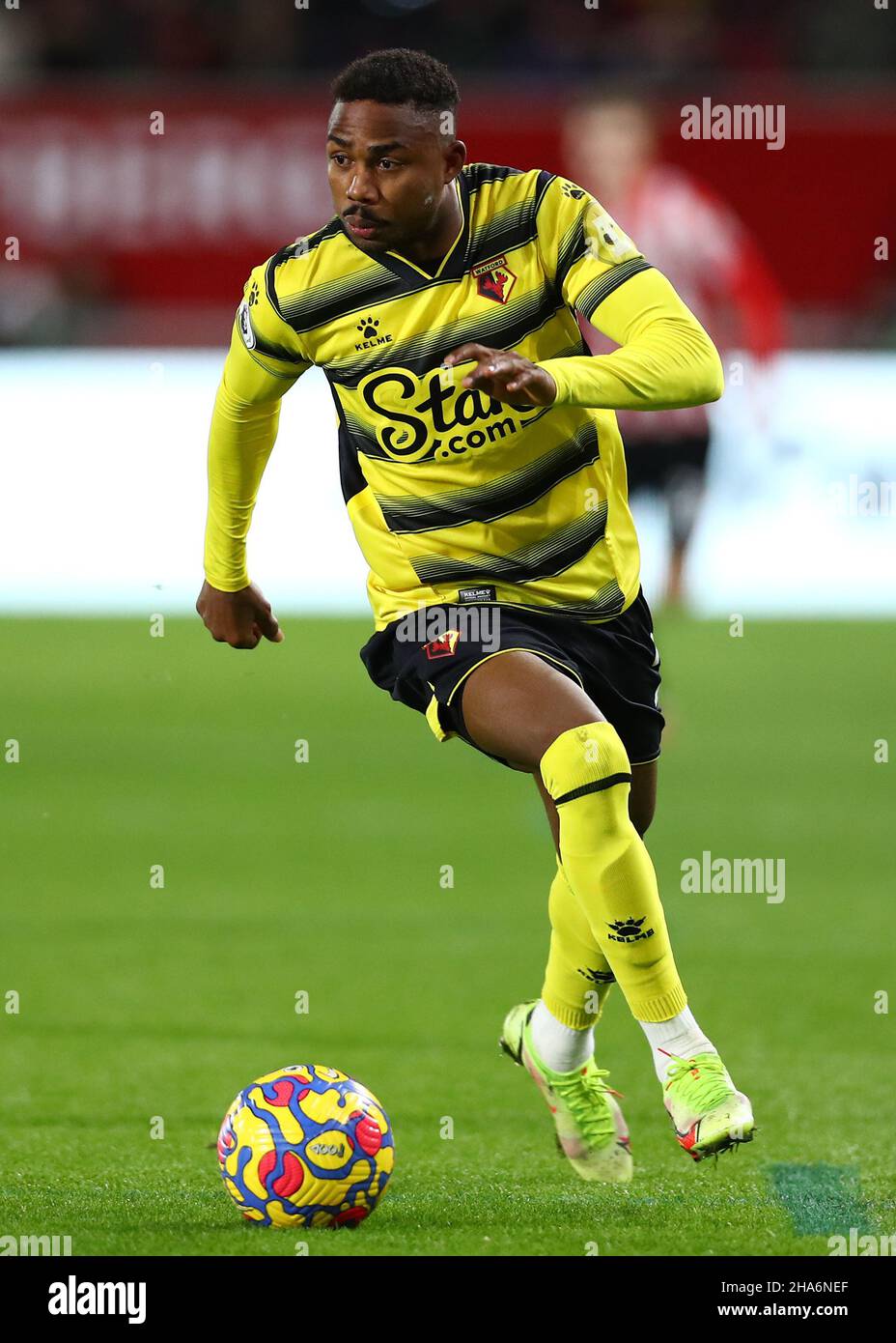 Londra, Inghilterra, 10th dicembre 2021. Emmanuel Dennis del Watford FC corre con la palla durante la partita della Premier League al Brentford Community Stadium di Londra. Il credito d'immagine dovrebbe leggere: Jacques Feeney / Sportimage Credit: Sportimage/Alamy Live News Foto Stock