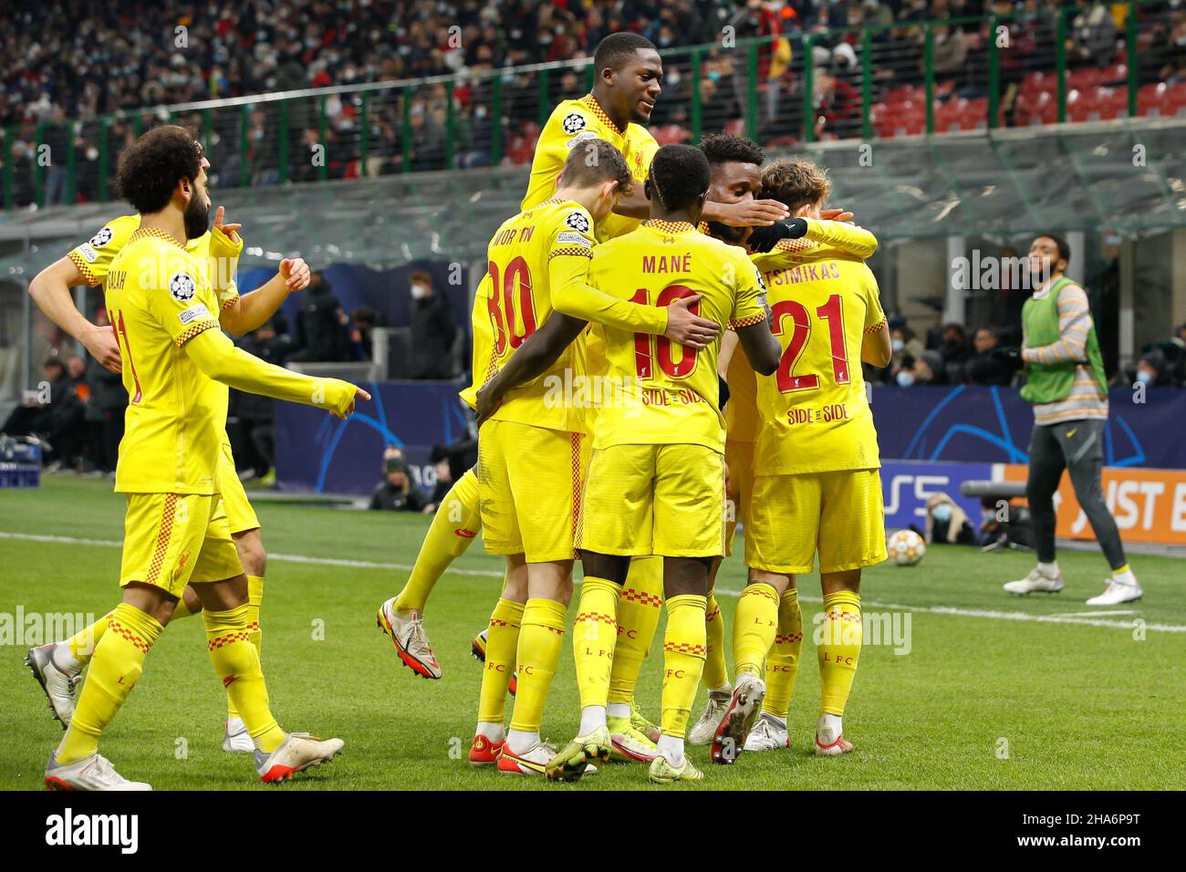 Italia. 07th Dic 2021. Italia, Milano, 7 2021 dicembre: Divock Origi (attaccante Liverpool) segna e celebra il traguardo 2-1 a 55' durante la partita di calcio AC MILAN vs LIVERPOOL, UCL 2021-2022 giorno 6, stadio San Siro (Foto di Fabrizio Andrea Bertani/Pacific Press) Credit: Pacific Press Media Production Corp./Alamy Live News Foto Stock