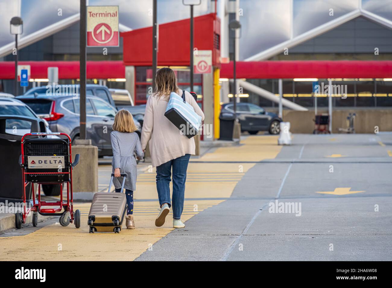 Madre e figlia si avvicinano al terminal nazionale dell'aeroporto internazionale di Atlanta dal piano superiore del parcheggio. (USA) Foto Stock