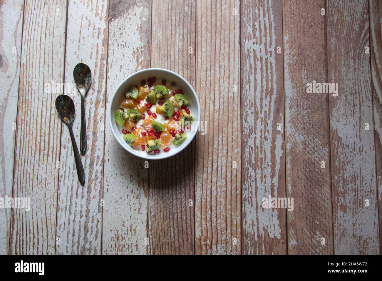 Macedonia di frutta fresca fatta in casa in un recipiente bianco. Vista dall'alto. Foto Stock