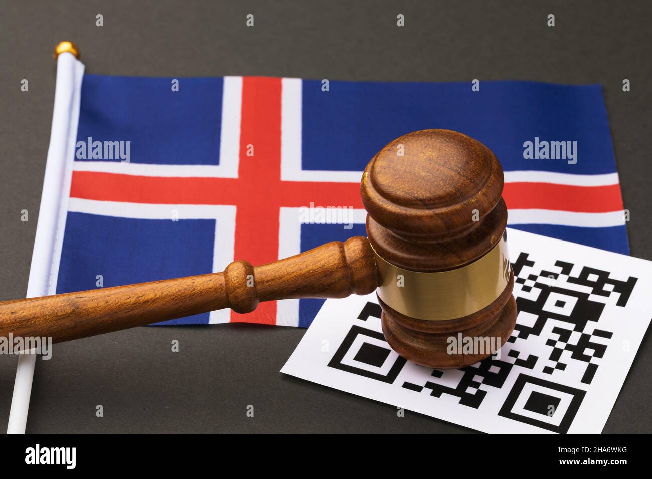 Giudice Gavel, scheda del codice a barre e bandiera Islanda, concetto di punizione amministrativa per violazione del regime utilizzando codici QR Foto Stock