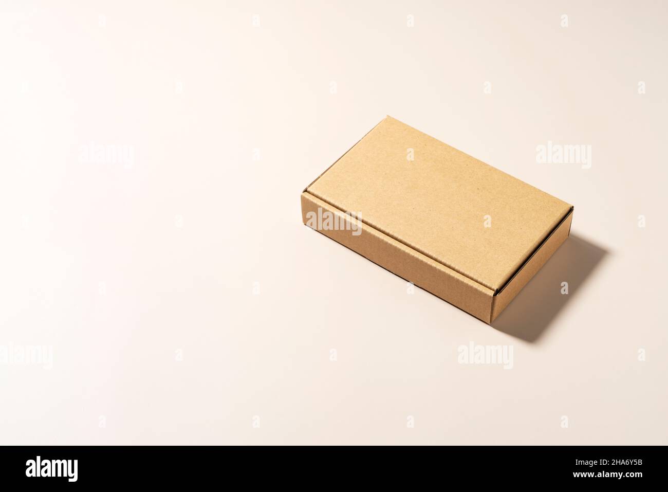 Scatole di cartone poste su sfondo beige. Concetto di spedizione Foto Stock