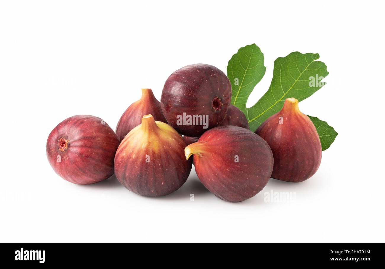 Un sacco di fichi e foglie di fichi su sfondo bianco. Foto Stock