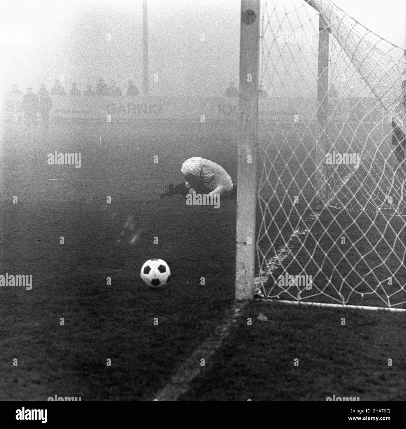 Warszawa, 1969-11-23. Mecz pi³ki no¿nej rundy jesiennej rozgrywek ligowych w sezonie 1969/1970 Gwardia Warszawa - Zag³êbie Sosnowiec, na stadionie Gwardii (ul.Rac³awicka). Spotkanie zakoñczy³o siê zwyciêstwem Zag³êbia Sosnowiec 2:0 (po golach Andrzeja Jarosika w 10 i 68 min.). NZ. Bramkarz Gwardii Zbigniew Pocialik. kw PAP/Stanis³aw D¹browiecki Varsavia, 23 novembre 1969. Il round autunnale della lega polacca di qualificazione a tra Gwardia Warszawa e Zaglebie Sosnowiec allo stadio Gwardia (in via Raclawicka). Sosnowiec vince dal 2 al 0 (dopo gli obiettivi sparati da Andrzej Jarosik nel 10th e nel 6 Foto Stock