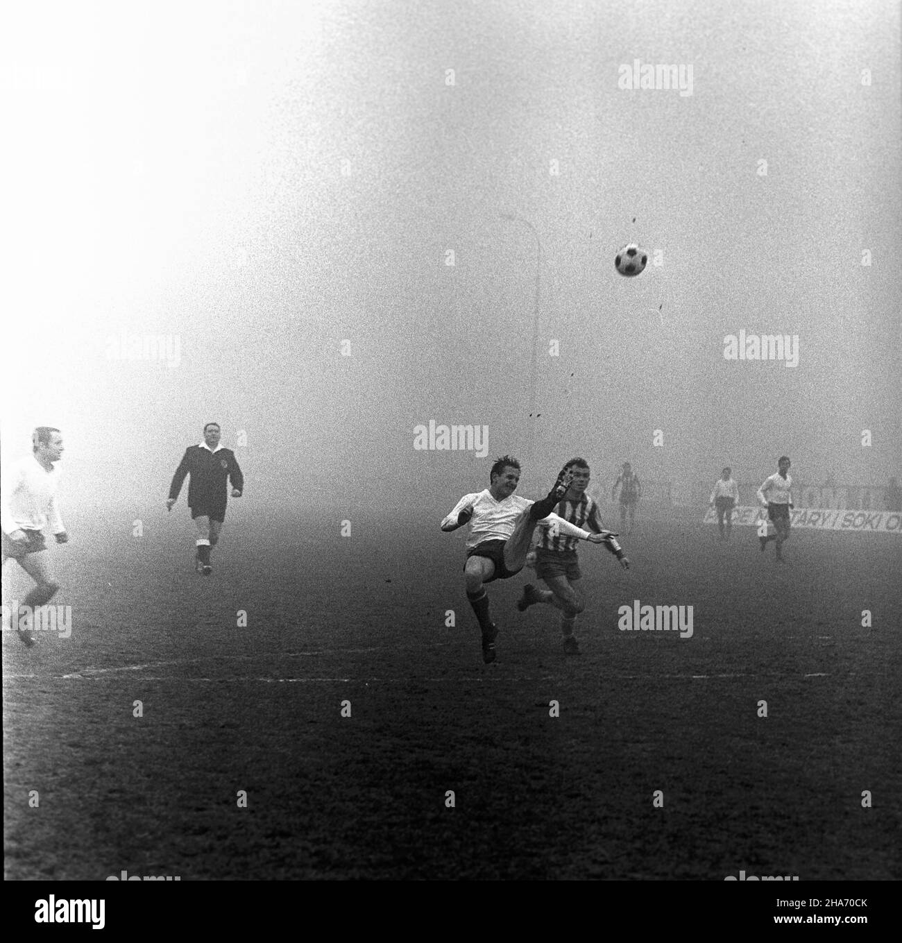 Warszawa, 1969-11-23. Mecz pi³ki no¿nej rundy jesiennej rozgrywek ligowych, w sezonie 1969/1970, Gwardia Warszawa - Zag³êbie Sosnowiec, na stadionie Gwardii (ul.Rac³awicka). Spotkanie zakoñczy³o siê zwyciêstwem Zag³êbia Sosnowiec 2:0 (po golach Andrzeja Jarosika w 10 i 68 min.). Zawodnicy Gwardii w pasistych koszulkach. kw PAP/Edmund Uchymiak Varsavia, 23 novembre 1969. Una partita di calcio autunnale 1969 tra Gwardia Warsaw e Zaglebie Sosnowiec allo stadio Gwardia in via Raclawicka. La partita è stata vinta da Zaglebie Sosnowiec dal 2 al 0 (Andrzej Jarosik ha segnato gol nei 10th e 68th m. Foto Stock