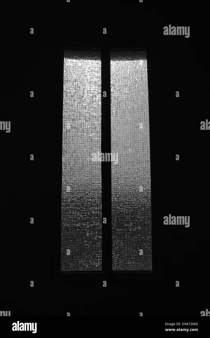 finestre nere all'interno Foto Stock
