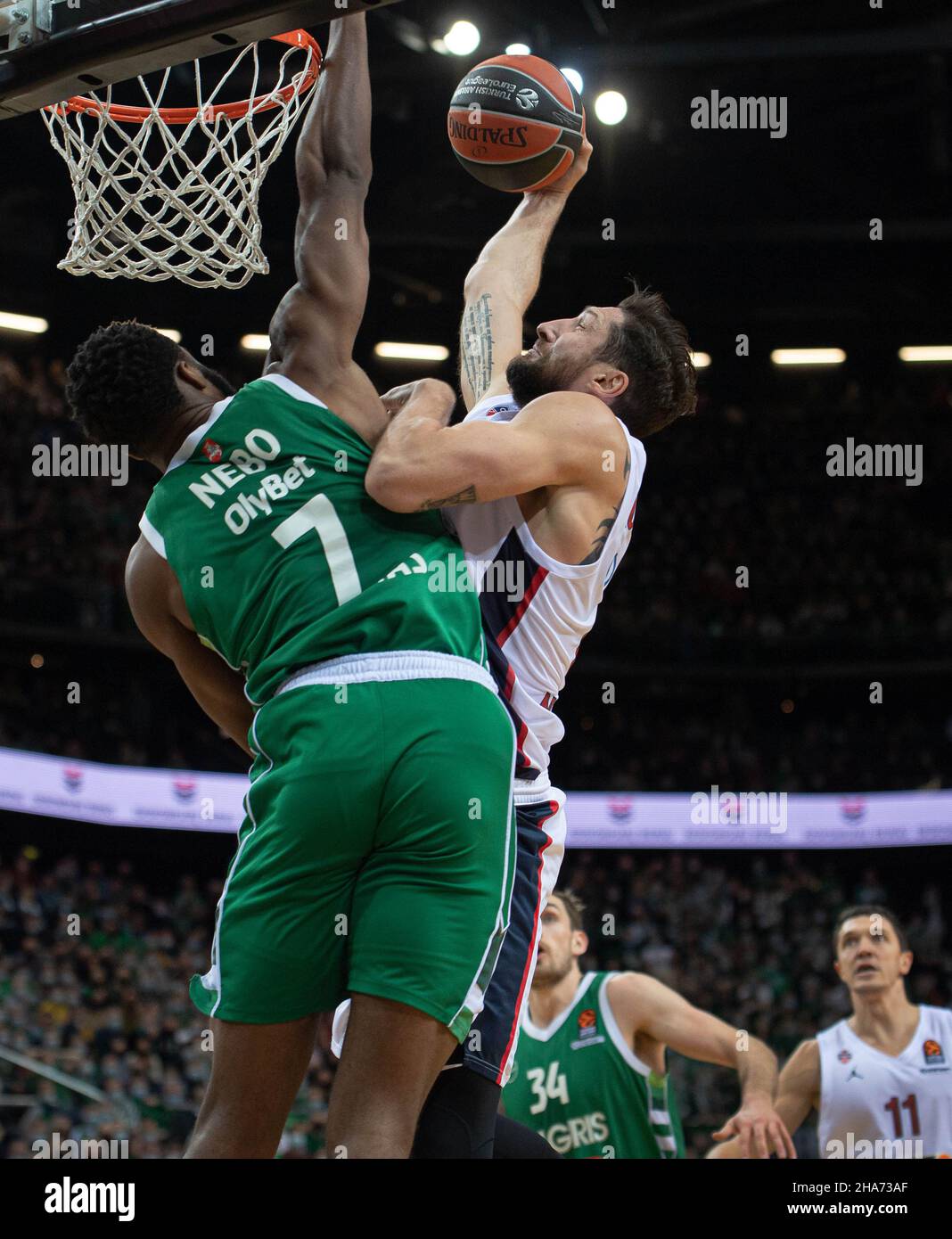 Kaunas, Lituania. 10th Dic 2021. Nikita Kurbanov (R) di BOTTE Mosca spara la palla durante la regolare stagione round 14 partita al torneo di pallacanestro Eurolega tra la Lituania Zalgiris Kaunas e la BOTTE russa Mosca a Kaunas, Lituania, 10 dicembre 2021. Credit: Alfredas Pliadis/Xinhua/Alamy Live News Foto Stock