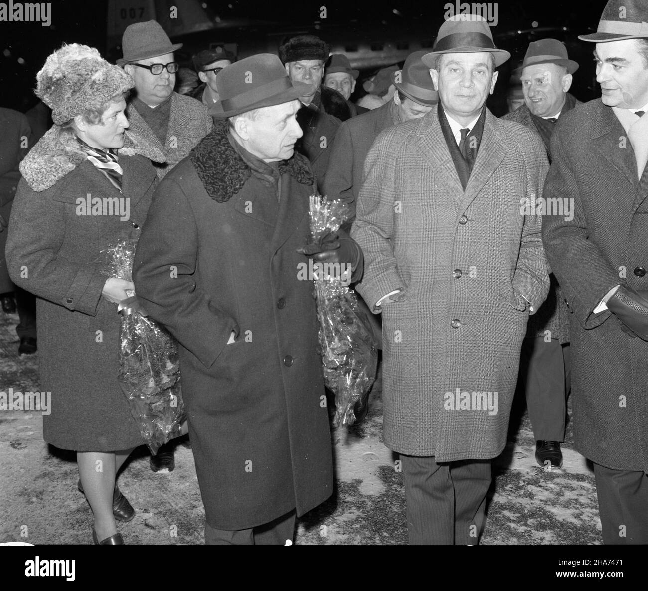 Warszawa, 1969-11-28. Powitanie na lotnisku Okêcie powracaj¹cej z Socjalistycznej Republiki Jugos³awii delegacji Sejmu PRL pod przewodnittem wicemarsza³ka Sejmu Jana Karola Wende. W sk³ad delegacji wchodzili pos³owie: Witold Adamuszek (PZPR), Edward Duda (ZSL), Witold Jarosiñski (PZPR), Bronis³aw Juzków (bezpartyjny), Józef Majchrzak (PZPR), Krystyna Marsza³ek-M³yñczyk (SD) i Joanna Patyra (ZSL). Na p³ycie lotniska powracaj¹cych pos³ów oczekiwa³ marsza³ek Sejmu PRL Czes³aw Wycech, obecny by³ równie¿ charge d’affaires ambasady jugos³owiañskiej Radovan Urosev. NZ. m.in. Na pierwszym planie Czes Foto Stock