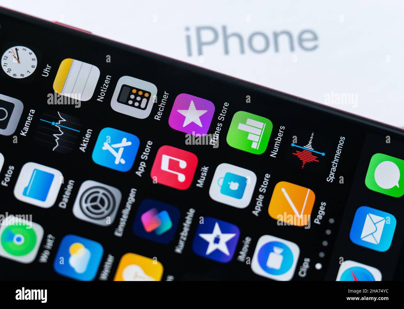 Rottweil, Germania. 10th Dic 2021. Un Apple iPhone se 2020 si trova accanto alla confezione con la scritta iPhone Credit: Silas Stein//dpa/Alamy Live News Foto Stock
