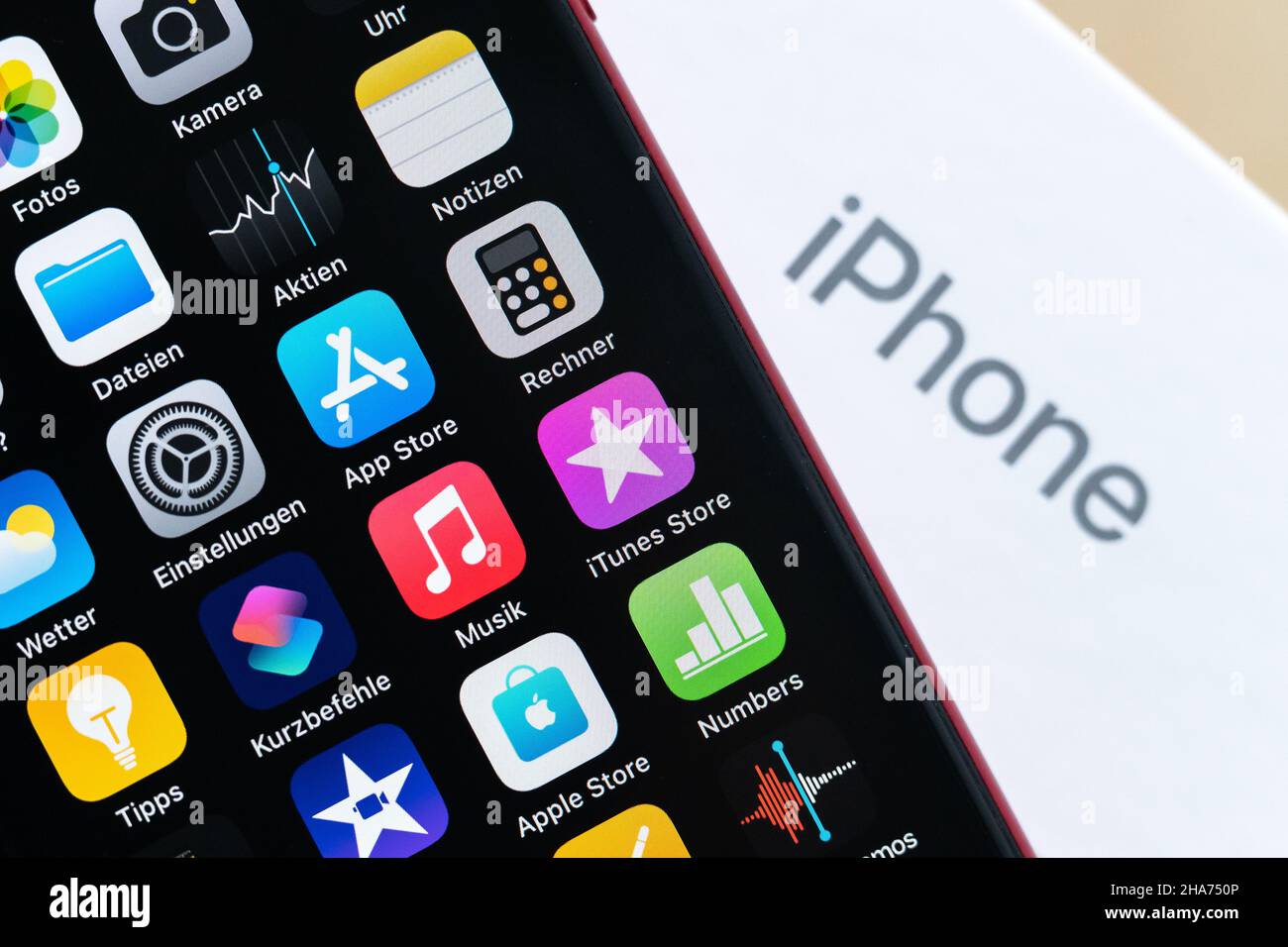 Rottweil, Germania. 10th Dic 2021. Un Apple iPhone se 2020 si trova accanto alla confezione con la scritta iPhone Credit: Silas Stein//dpa/Alamy Live News Foto Stock