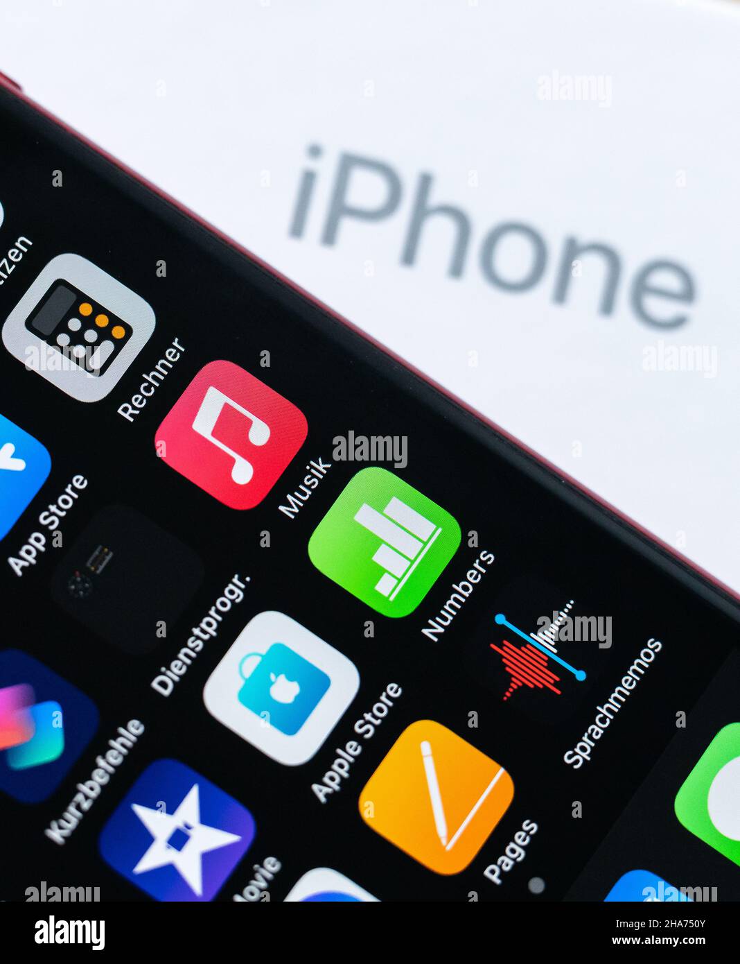 Rottweil, Germania. 10th Dic 2021. Un Apple iPhone se 2020 si trova accanto alla confezione con la scritta iPhone Credit: Silas Stein//dpa/Alamy Live News Foto Stock