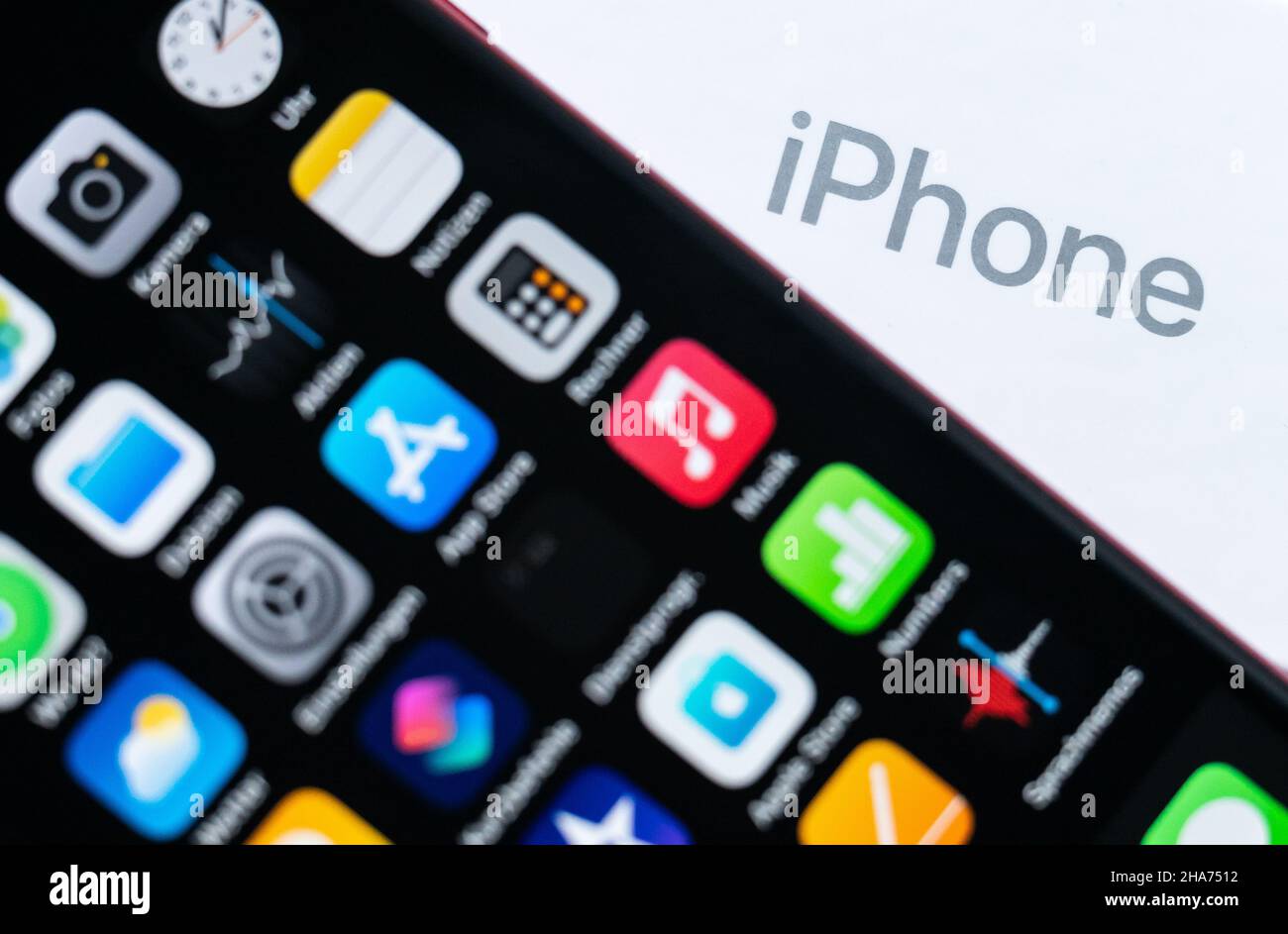 Rottweil, Germania. 10th Dic 2021. Un Apple iPhone se 2020 si trova accanto alla confezione con la scritta iPhone Credit: Silas Stein//dpa/Alamy Live News Foto Stock
