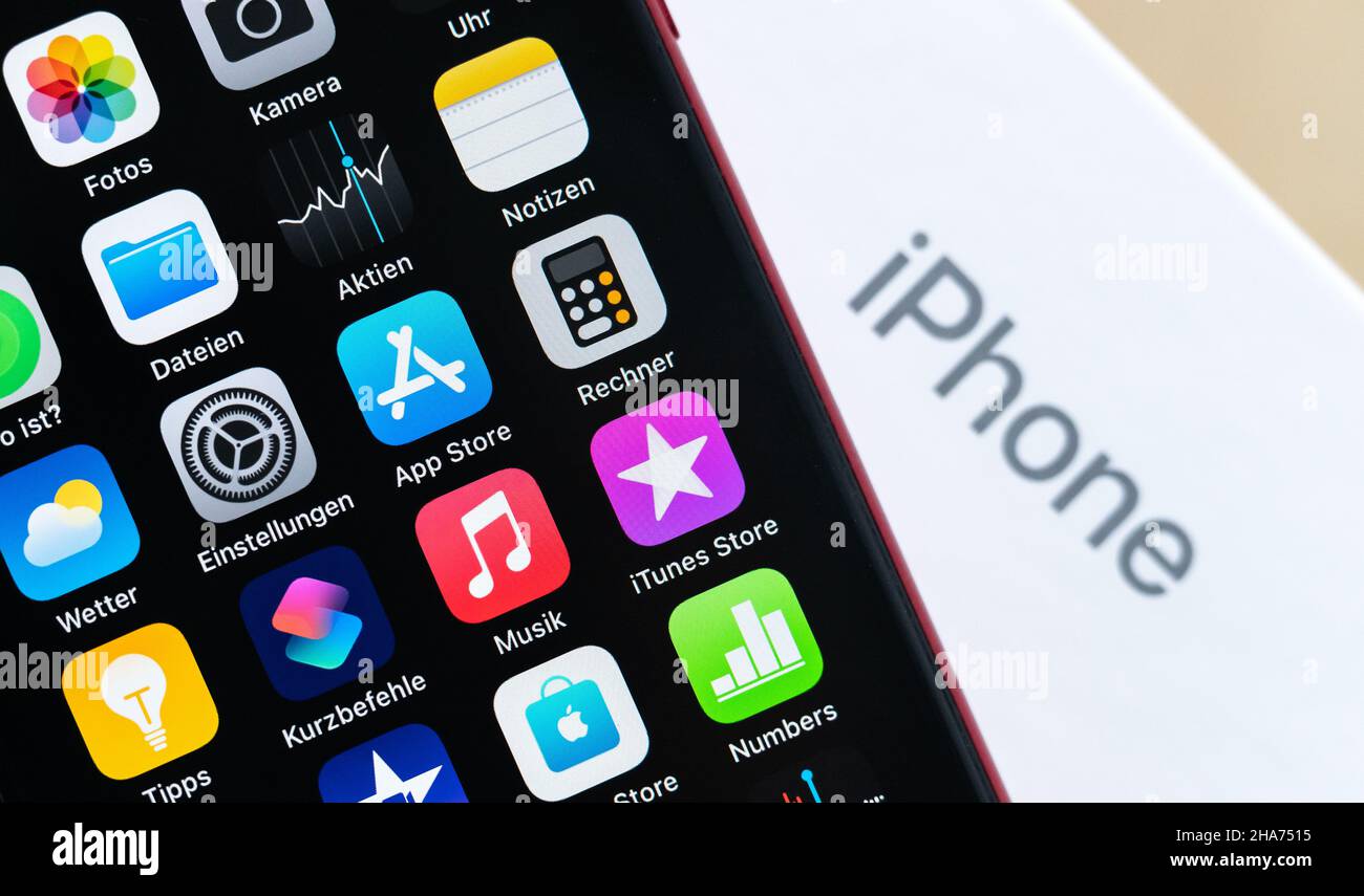 Rottweil, Germania. 10th Dic 2021. Un Apple iPhone se 2020 si trova accanto alla confezione con la scritta iPhone Credit: Silas Stein//dpa/Alamy Live News Foto Stock