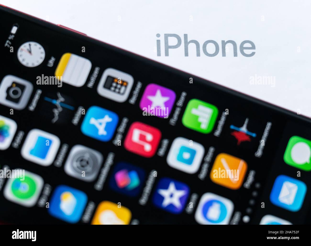 Rottweil, Germania. 10th Dic 2021. Un Apple iPhone se 2020 si trova accanto alla confezione con la scritta iPhone Credit: Silas Stein//dpa/Alamy Live News Foto Stock