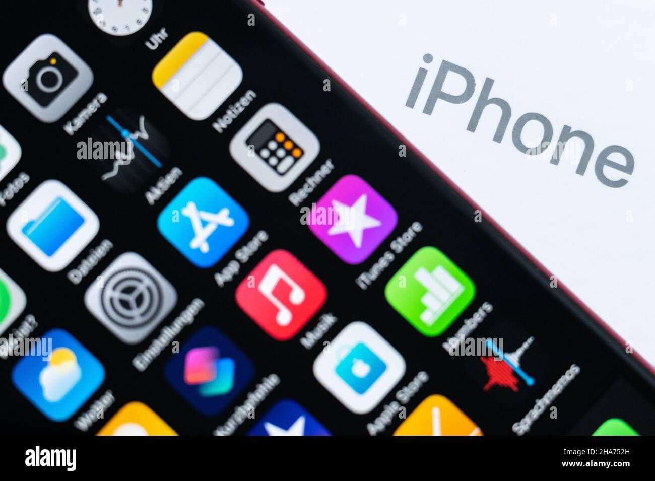 Rottweil, Germania. 10th Dic 2021. Un Apple iPhone se 2020 si trova accanto alla confezione con la scritta iPhone Credit: Silas Stein//dpa/Alamy Live News Foto Stock