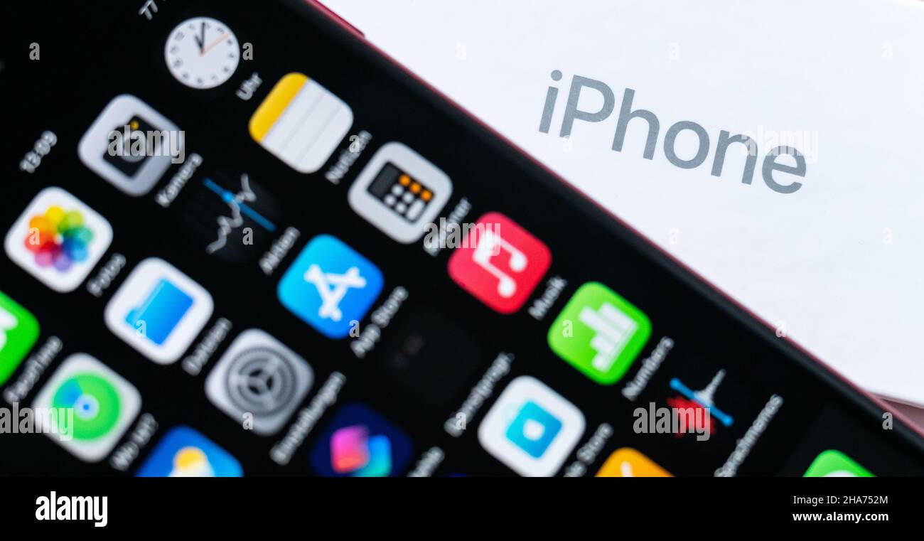 Rottweil, Germania. 10th Dic 2021. Un Apple iPhone se 2020 si trova accanto alla confezione con la scritta iPhone Credit: Silas Stein//dpa/Alamy Live News Foto Stock