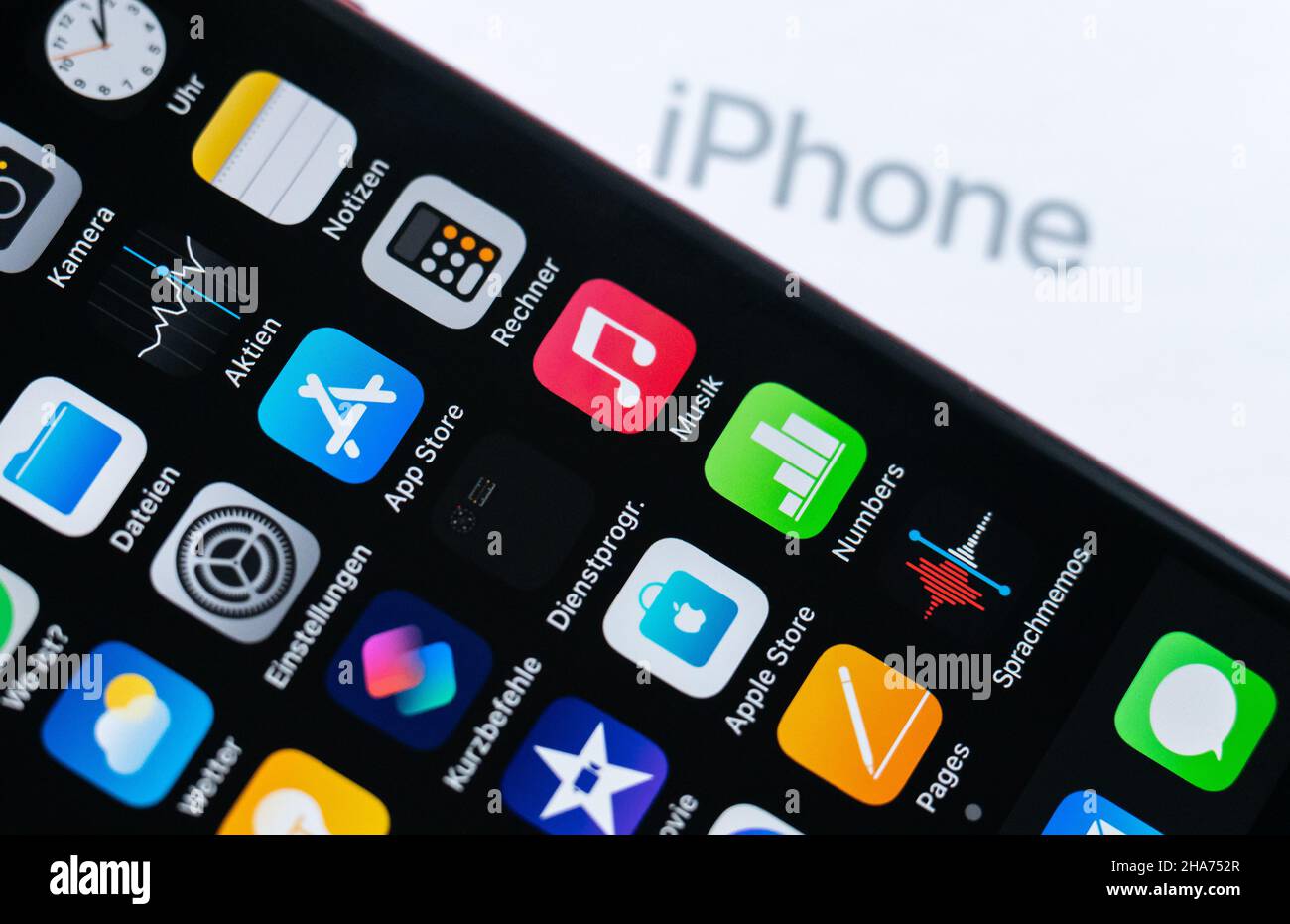 Rottweil, Germania. 10th Dic 2021. Un Apple iPhone se 2020 si trova accanto alla confezione con la scritta iPhone Credit: Silas Stein//dpa/Alamy Live News Foto Stock