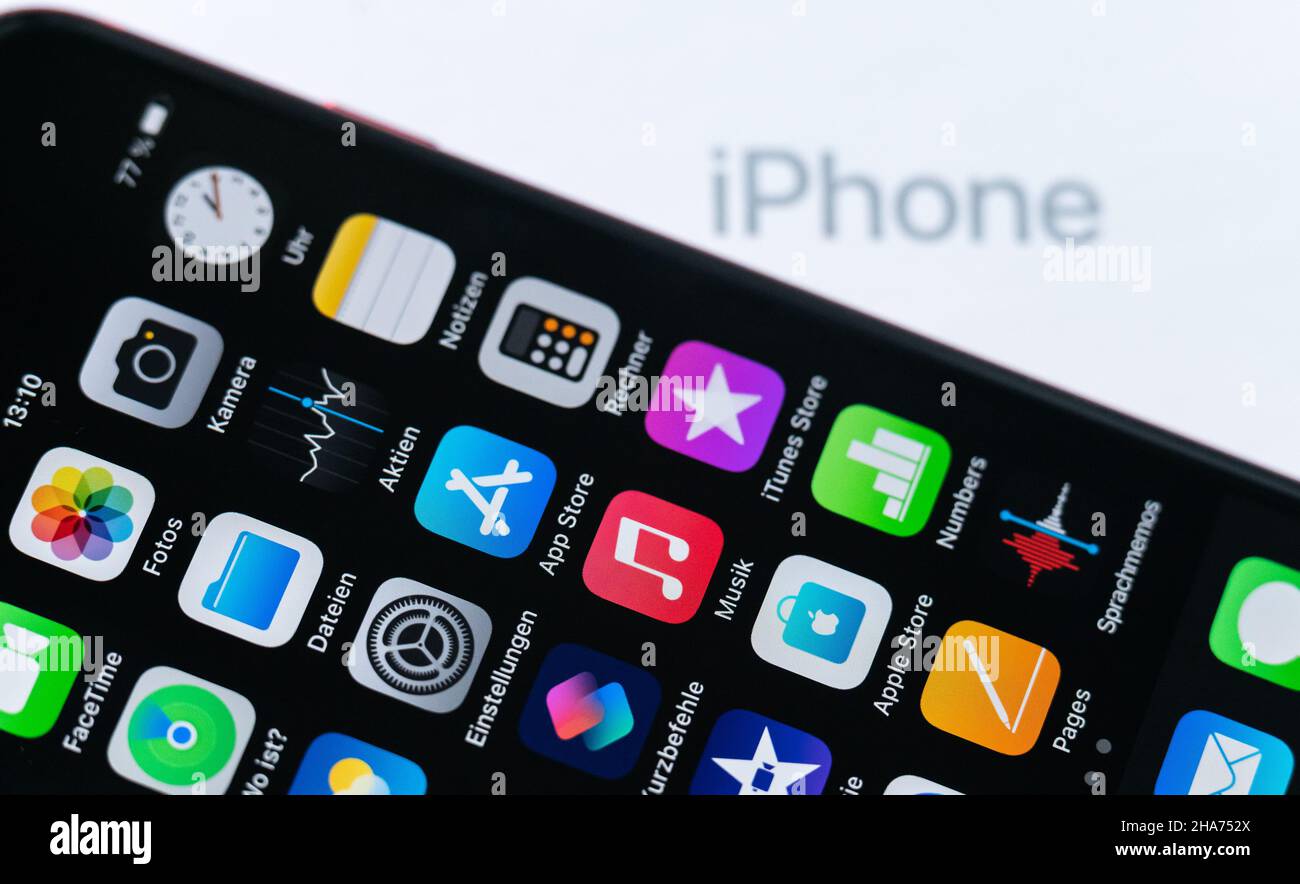 Rottweil, Germania. 10th Dic 2021. Un Apple iPhone se 2020 si trova accanto alla confezione con la scritta iPhone Credit: Silas Stein//dpa/Alamy Live News Foto Stock