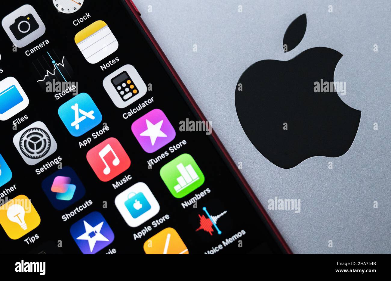 Rottweil, Germania. 10th Dic 2021. Un iPhone se 2020 di Apple si trova sopra un MacBook Air. Credit: Silas Stein//dpa/Alamy Live News Foto Stock