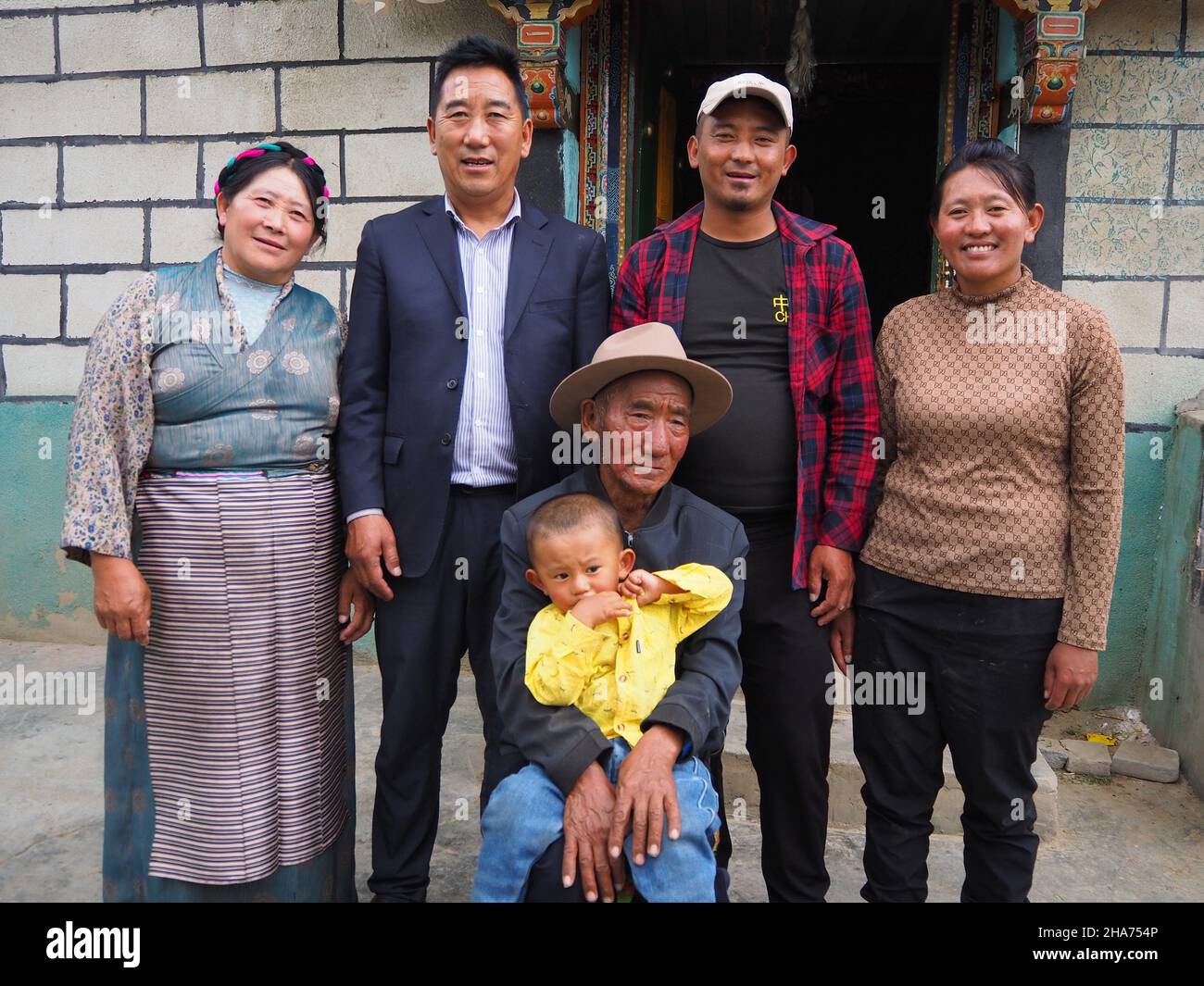 (211211) -- LHASA, 11 dicembre 2021 (Xinhua) -- Shodolek pone per una foto di gruppo con la sua famiglia nel villaggio di Gaiba, distretto di Nedong di Shannan, regione autonoma del Tibet della Cina sud-occidentale, 23 giugno 2021. Nato nel 1946, Shodolek e tutta la sua famiglia erano un tempo servi che dovevano fare lavori pesanti senza fine prima della riforma democratica in Tibet nel 1959. "Il proprietario del serpente ci ha dato, una famiglia di cinque, solo un po 'di tsamba scaduto per i pasti di tutti i giorni", ha ricordato Shodolek. A quel tempo, i serpenti erano sempre stati picchiati dai proprietari di serpenti oltre a soffrire la fame e il freddo. All'età di soli 40 anni, madre di Shodolek passò un Foto Stock