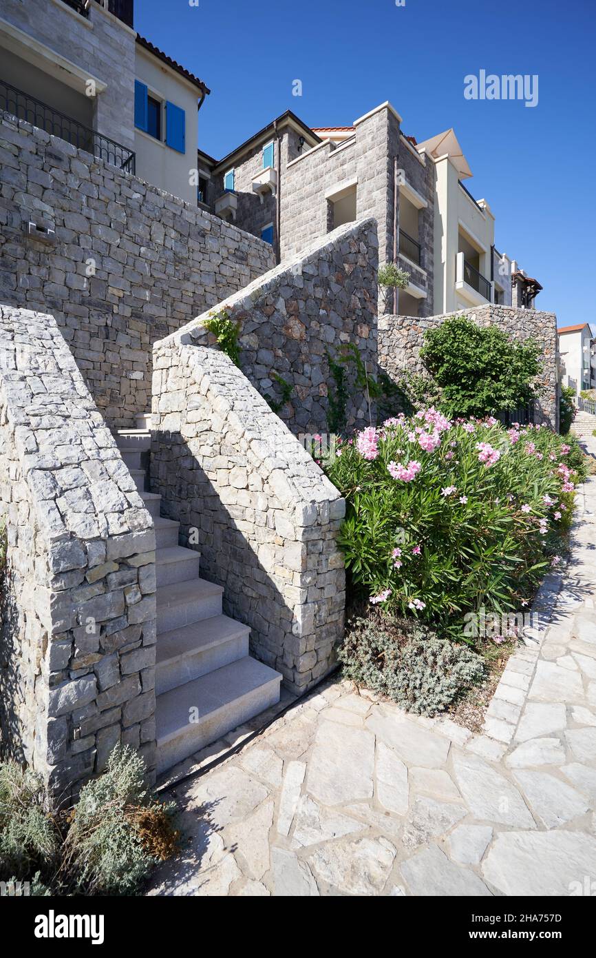 Esterno di casa moderna con scala in pietra. Foto Stock